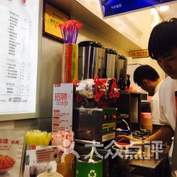 三亞夜晚的多重奏 酒吧街慢搖吧、面包飲品與美食團購指南